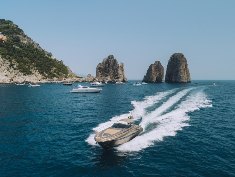 An elegant voyage guided by sea and stillness